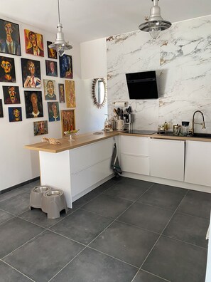 Fridge, microwave, oven, stovetop - The house is modern,  everything to make you feel comfortable. (Salon-de-Provence)