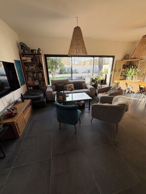Smart TV, ping pong, books - The house is modern,  everything to make you feel comfortable. (Salon-de-Provence)