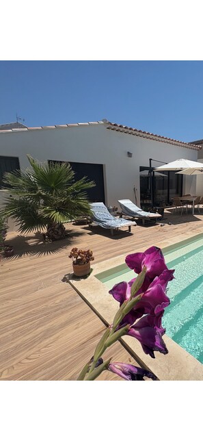 Pool - The house is modern,  everything to make you feel comfortable. (Salon-de-Provence)