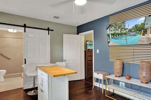 Interior - Rainbow Falls 4 Stay for 2 (Oakland Park)