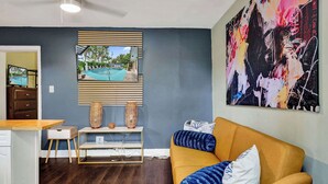 Leilighet, 1 queensize-seng, kjøkken, hageutsikt (Rainbow Falls 4) | Oppholdsområde