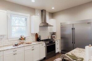 Fridge, microwave, oven, stovetop - Wine Lovers` Haven | Downtown, Firepit & Patio (Walla Walla)