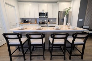 Microondas, horno, parrilla de estufa y lavavajillas 