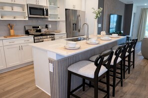 Wasserkocher mit Kaffee-/Teezubehör, Kühlschrank, Mikrowelle, Ofen