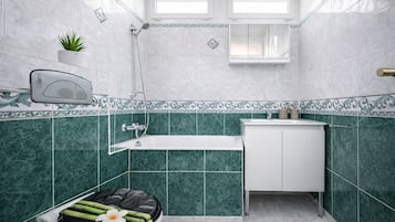 Apartment | Bathroom | Free toiletries, hair dryer, towels, soap