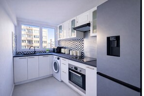 Departamento | Cocina privada | Refrigerador, microondas, horno y parrilla de estufa 