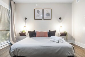 2 chambres, bureau, fer et planche à repasser, lit de bébé portatif