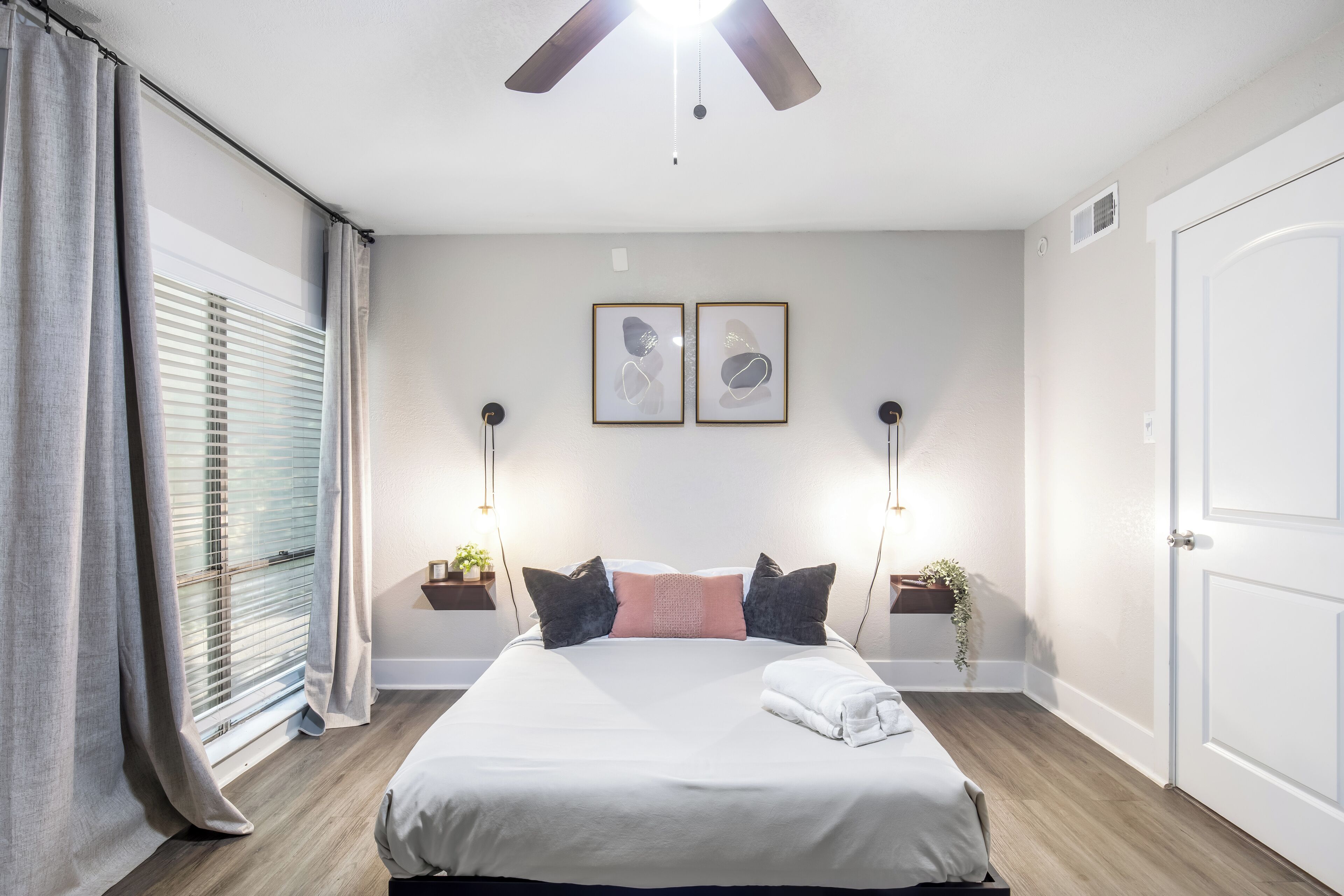 2 habitaciones, escritorio y tabla de planchar con plancha 