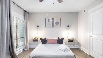 2 habitaciones, escritorio y tabla de planchar con plancha