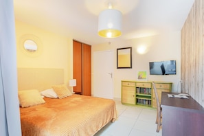 2 habitaciones, tabla de planchar con plancha, wifi y ropa de cama 
