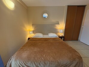 2 chambres, fer et planche à repasser, Wi-Fi, draps fournis