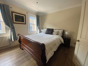 3 bedrooms, iron/ironing board, WiFi, bed sheets - Three-Bedroom Terraced House in the Heart of Richmond with Outdoor Seating (Richmond)