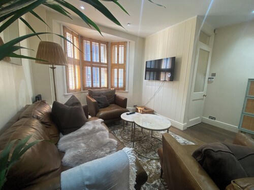 Three-Bedroom Terraced House in the Heart of Richmond with Outdoor Seating