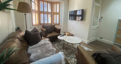 Three-Bedroom Terraced House in the Heart of Richmond with Outdoor Seating