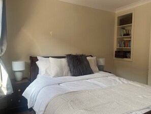 3 bedrooms, iron/ironing board, WiFi, bed sheets - Three-Bedroom Terraced House in the Heart of Richmond with Outdoor Seating (Richmond)