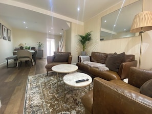 TV - Three-Bedroom Terraced House in the Heart of Richmond with Outdoor Seating (Richmond)