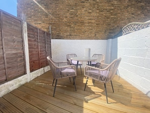 Outdoor dining - Three-Bedroom Terraced House in the Heart of Richmond with Outdoor Seating (Richmond)
