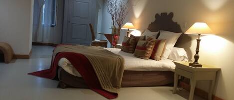 Bureau, espace de travail pour ordinateur portable, Wi-Fi gratuit