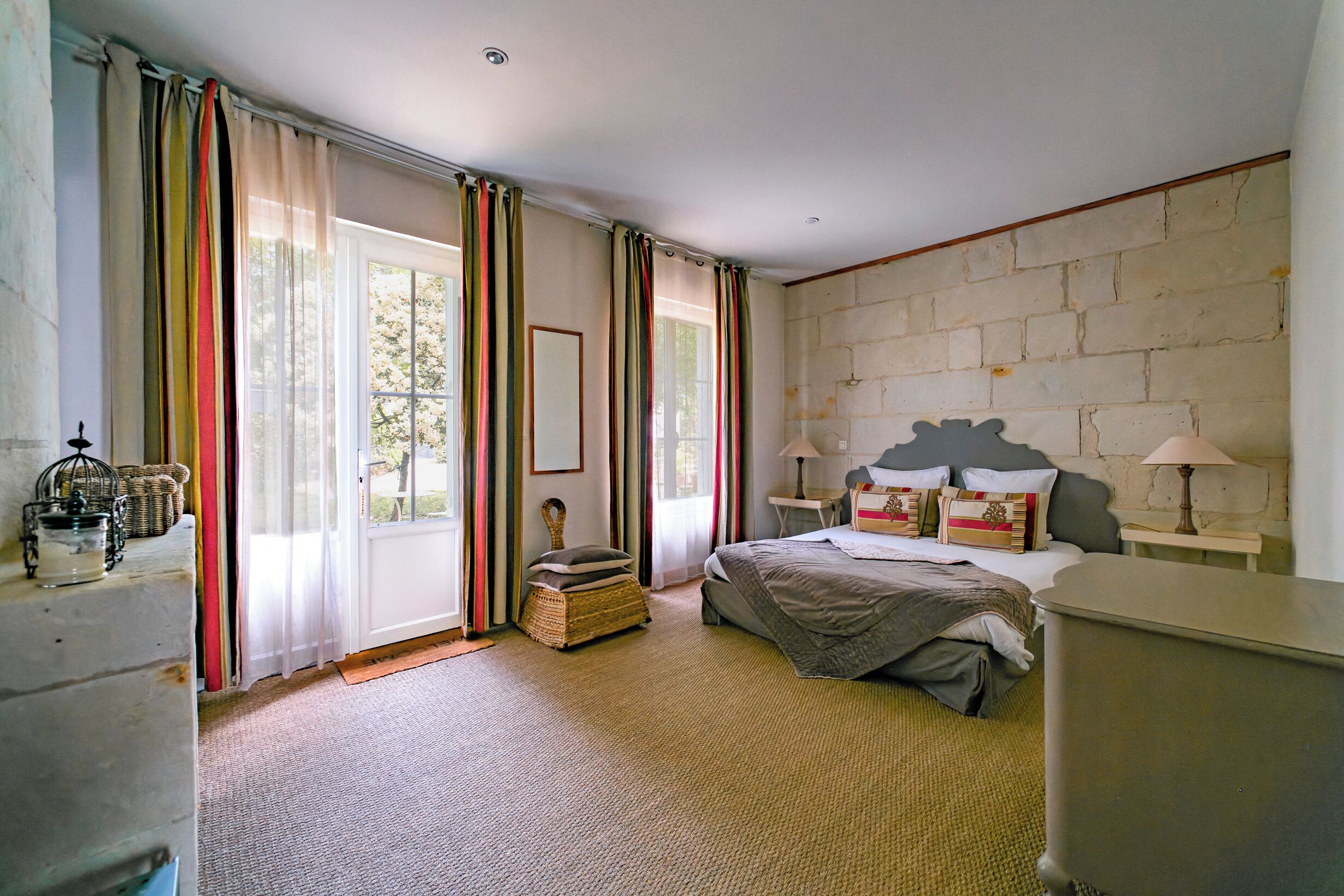 Bureau, espace de travail pour ordinateur portable, Wi-Fi gratuit