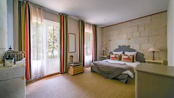 Bureau, espace de travail pour ordinateur portable, Wi-Fi gratuit