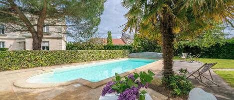 Een seizoensgebonden buitenzwembad