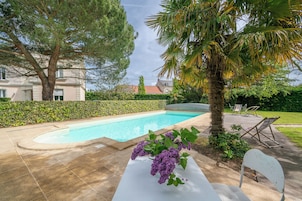 Una piscina al aire libre de temporada