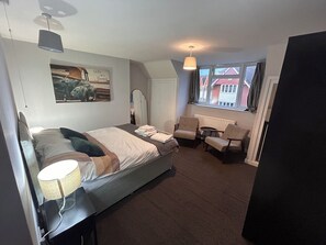 1 bedroom, bed sheets - 2 mins from Train station, Lovely Deluxe Double Room (Bedford)