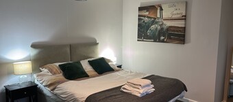 2 mins from Train station, Lovely Deluxe Double Room