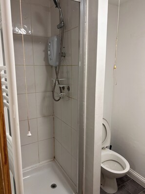 Dusch, handdukar, tvål och toalettpapper