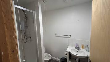 Doccia, asciugamani, sapone, carta igienica