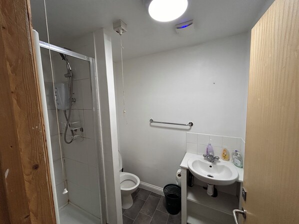 Regadera, toallas, jabón, papel de baño 