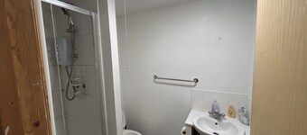 2 mins from Train station, Lovely Deluxe Double Room