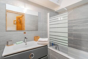 Shower, hair dryer, towels, toilet paper - Modern apartment at the gateway to Ecrins National Park (Le Monêtier-les-Bains)