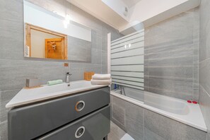 Shower, hair dryer, towels, toilet paper - Modern apartment at the gateway to Ecrins National Park (Le Monêtier-les-Bains)