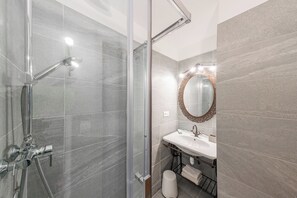 Shower, hair dryer, towels, toilet paper - Modern apartment at the gateway to Ecrins National Park (Le Monêtier-les-Bains)