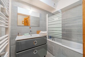 Shower, hair dryer, towels, toilet paper - Modern apartment at the gateway to Ecrins National Park (Le Monêtier-les-Bains)