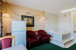 Classic Suite, 1 Queen Bed, Kitchenette | Interior