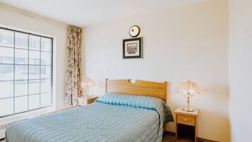 Classic Suite, 1 Queen Bed, Kitchenette | Free WiFi
