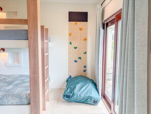 6 bedrooms, desk, iron/ironing board, travel cot - Kapiolani Ocean Villa: Pool, Spa & AC • Sleeps 20+ (Princeville)