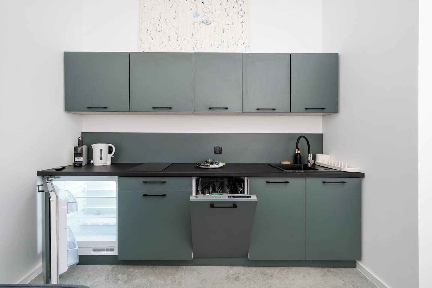 Jääkaappi, mikroaaltouuni, liesi, astianpesukone