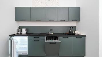 Jääkaappi, mikroaaltouuni, liesi, astianpesukone