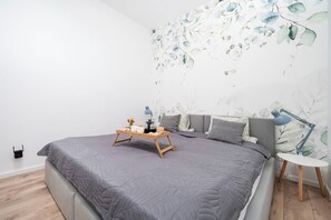 1 bedroom, iron/ironing board, WiFi, bed sheets - Łódź Legionów Apartment M2 - Parking, Top Location - by Rentujemy (Łódź)