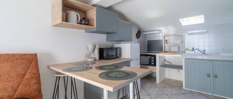 Jääkaappi, mikroaaltouuni, uuni, kahvin-/teenkeitin