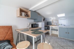 Fridge, microwave, oven, coffee/tea maker
