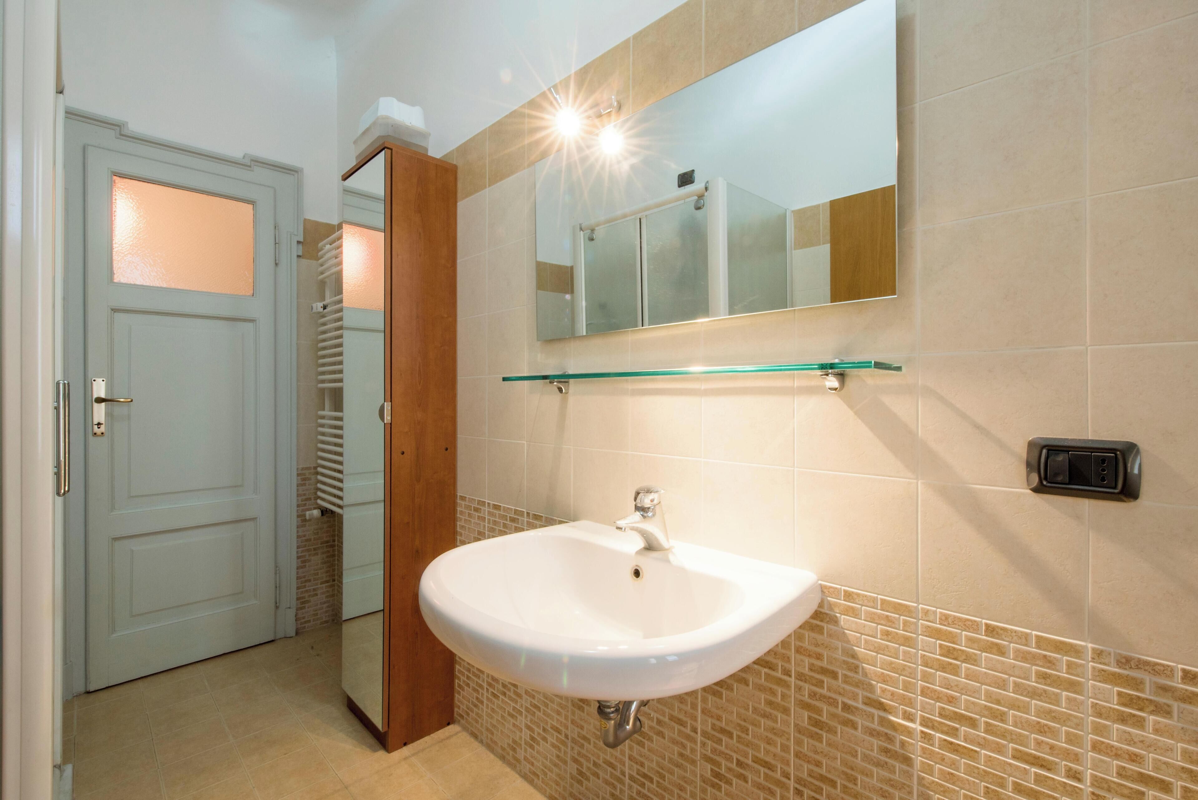 Een douche, een haardroger, een bidet, handdoeken