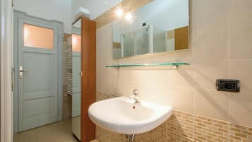 Een douche, een haardroger, een bidet, handdoeken