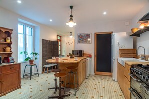 Fridge, microwave, oven, dishwasher - Chez Alice et Antoine - 300 m de la plage (Saint-Nic)