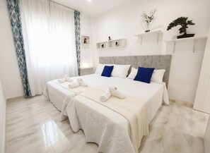 4 habitaciones, tabla de planchar con plancha y cuna de viaje 