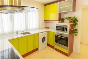 Kjøleskap, mikrobølgeovn, ovn og kokeplater