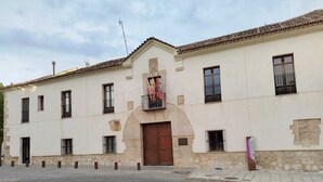 A historic building with a central entrance, multiple windows, and a tiled roof. - YOUR OASIS NEAR MADRID WITH A HOT TUB AND SWIMMING POOL. (Villarejo de Salvanés)
